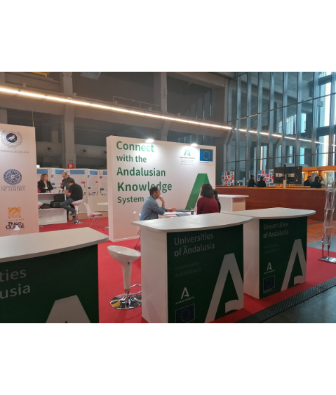 personas reunidas en stand de universidades andaluzas