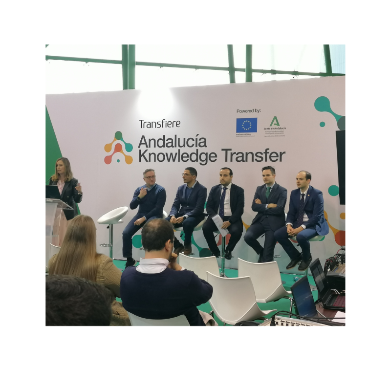 Ponentes en Transfiere 2023 Grupo de personas participando en una charla