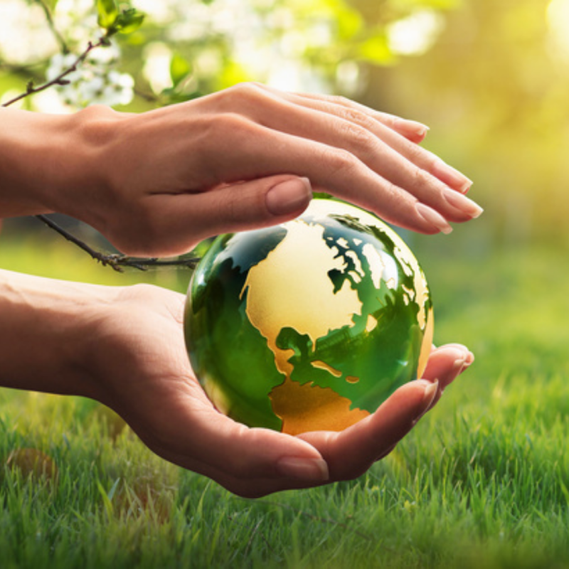 EU – LATAM SUMMIT en economía circular 2021 Bola del mundo entre dos manos