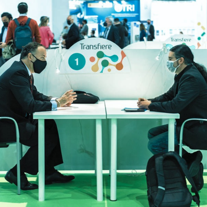 Foro Transfiere 2022 Dos personas sentadas junto a una mesa